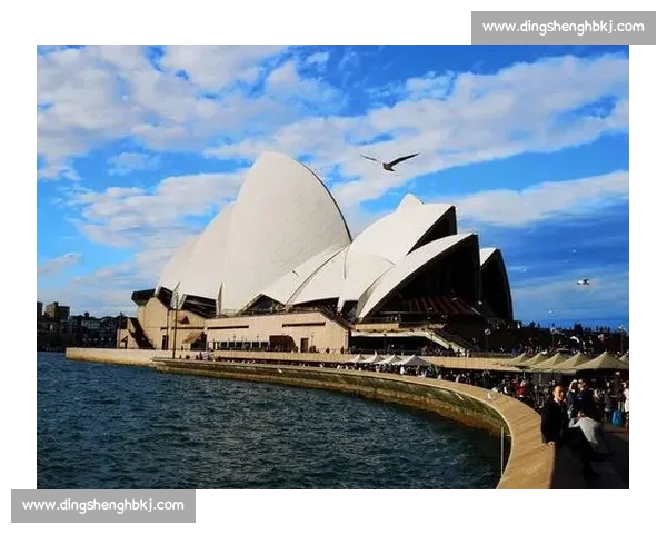 悉尼城东与墨尔本城市发展对比探析：经济、文化与生活方式的差异